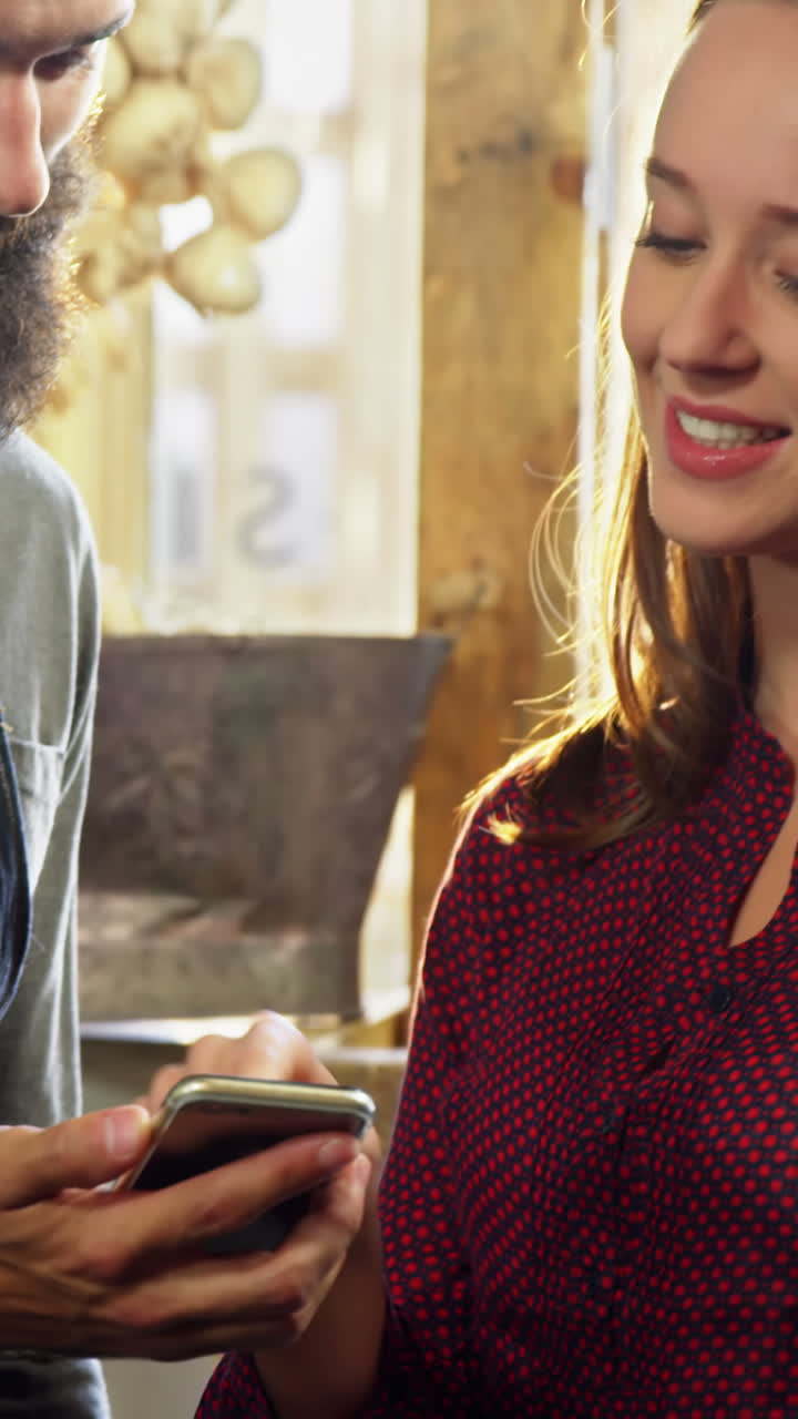 trabajadores discutiendo a través de teléfonos inteligentes