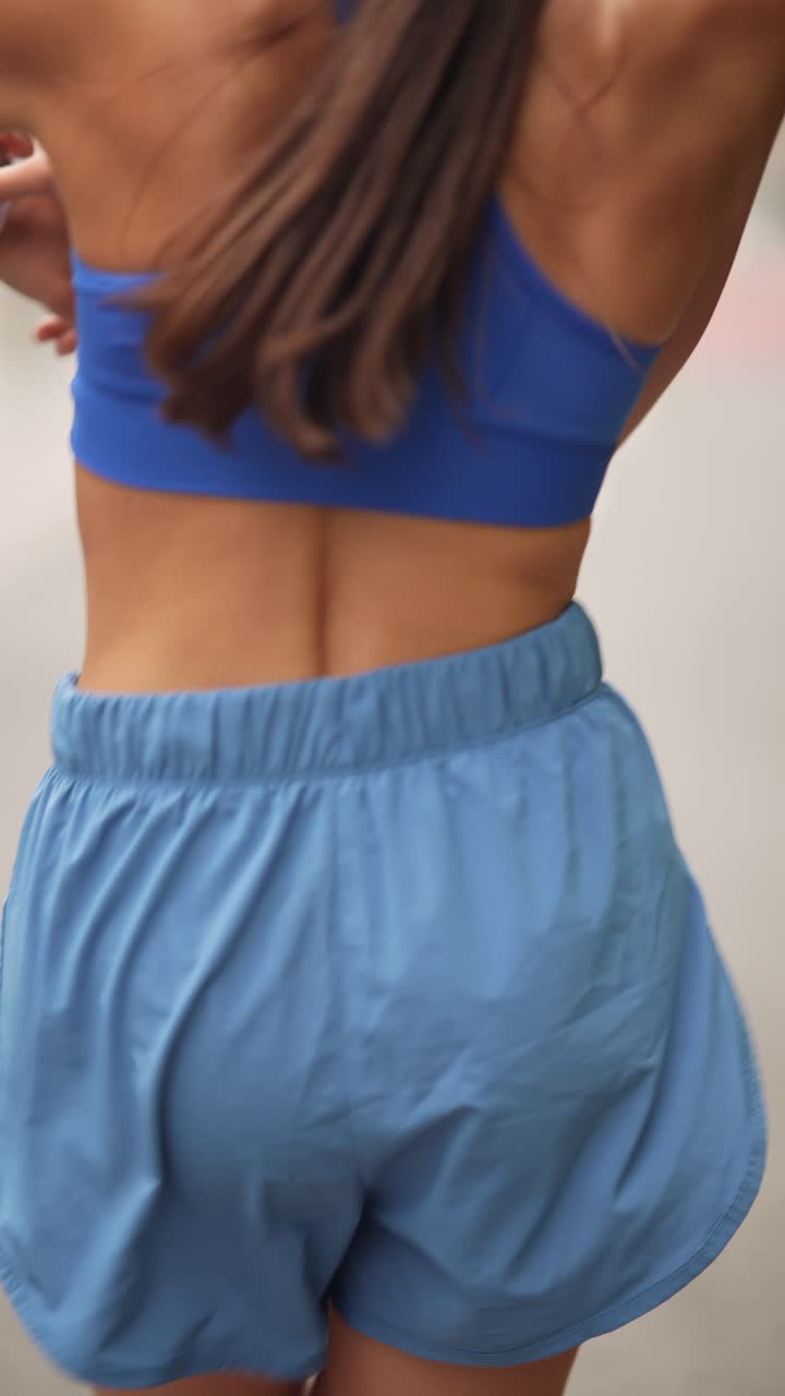 mujer corriendo con ropa deportiva