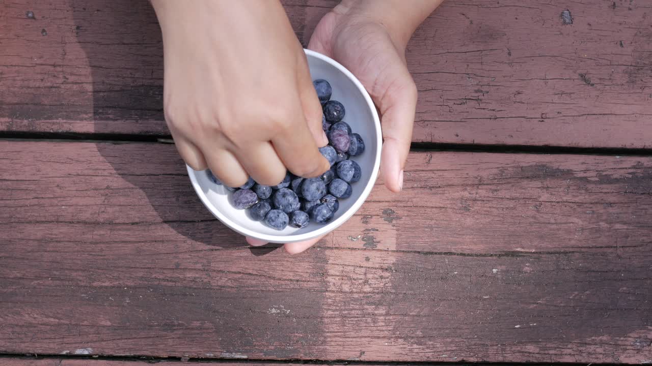 그에서 블루베리를 먹는 사람