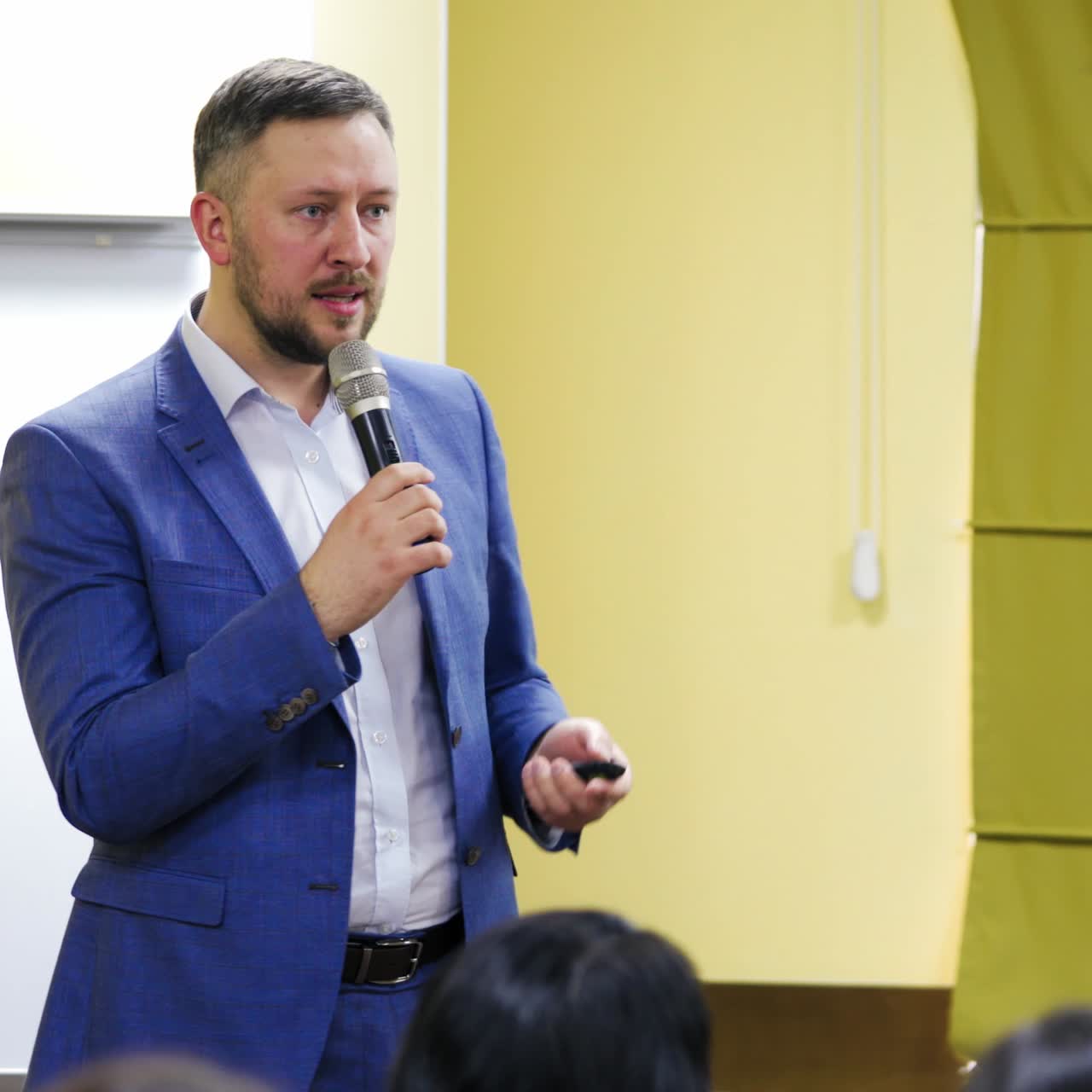 Homem fazendo uma apresentação com um microfone