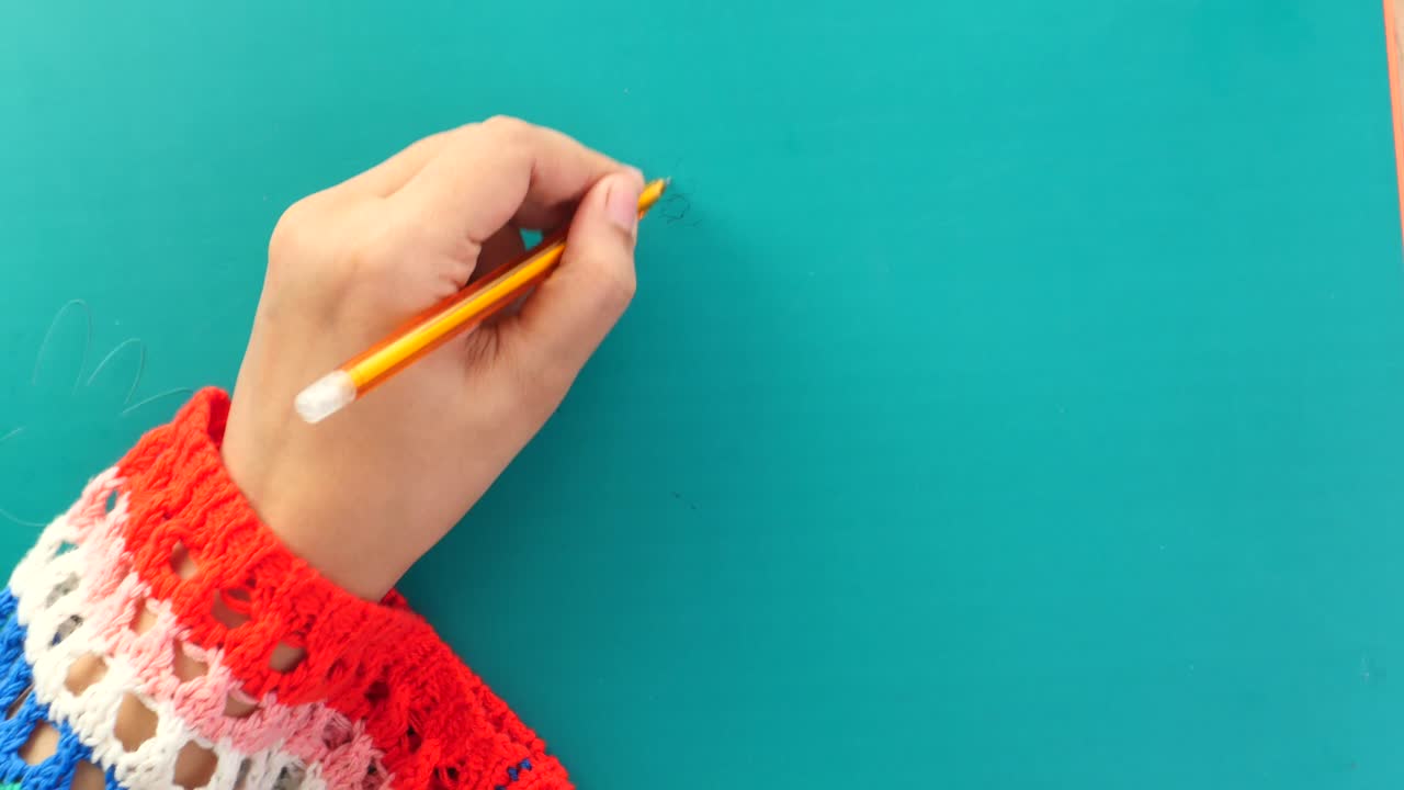 mujer escribiendo en una tabla turquesa