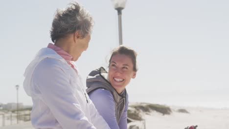 Mujeres-Atléticas-Discutiendo-En-La-Playa