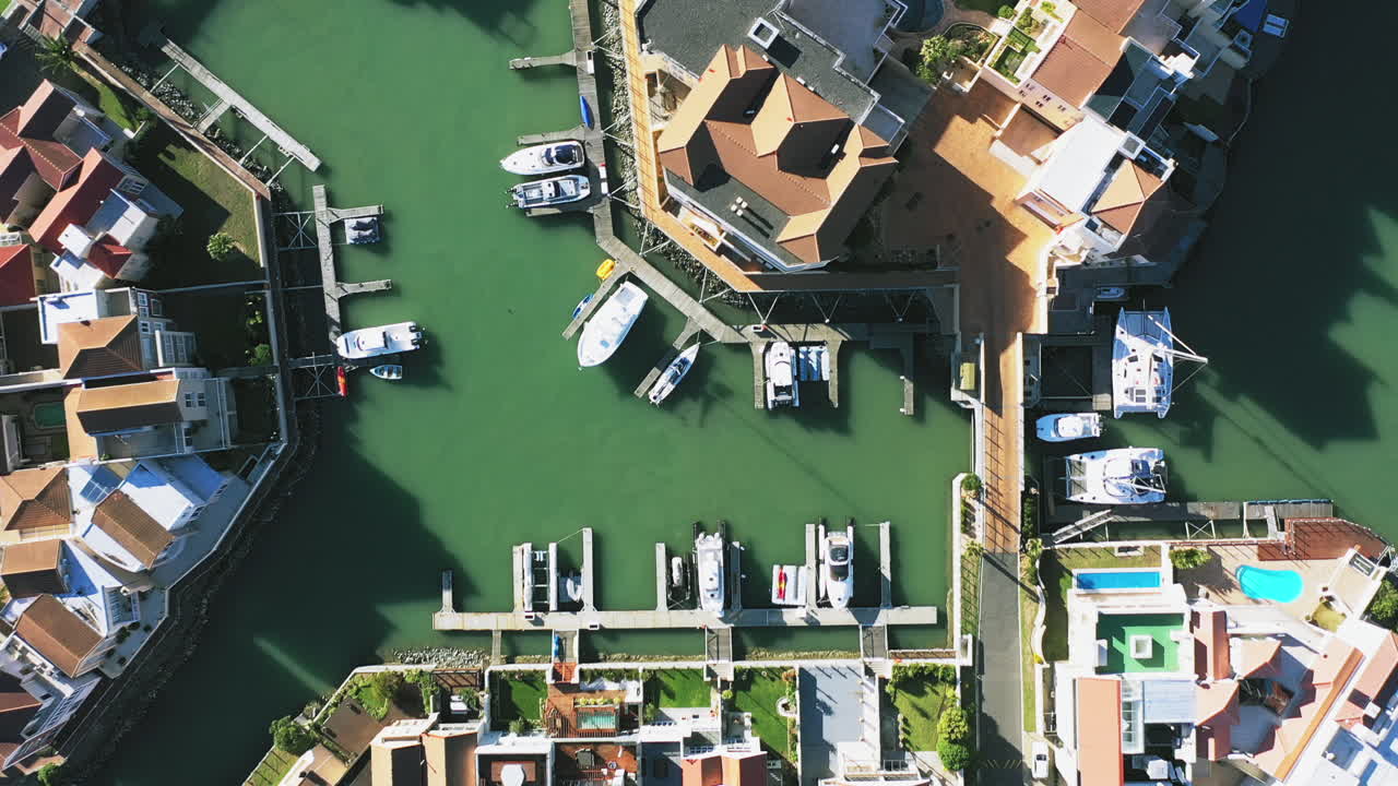 imágenes de drones aéreos de 4k de la propiedad en una costa