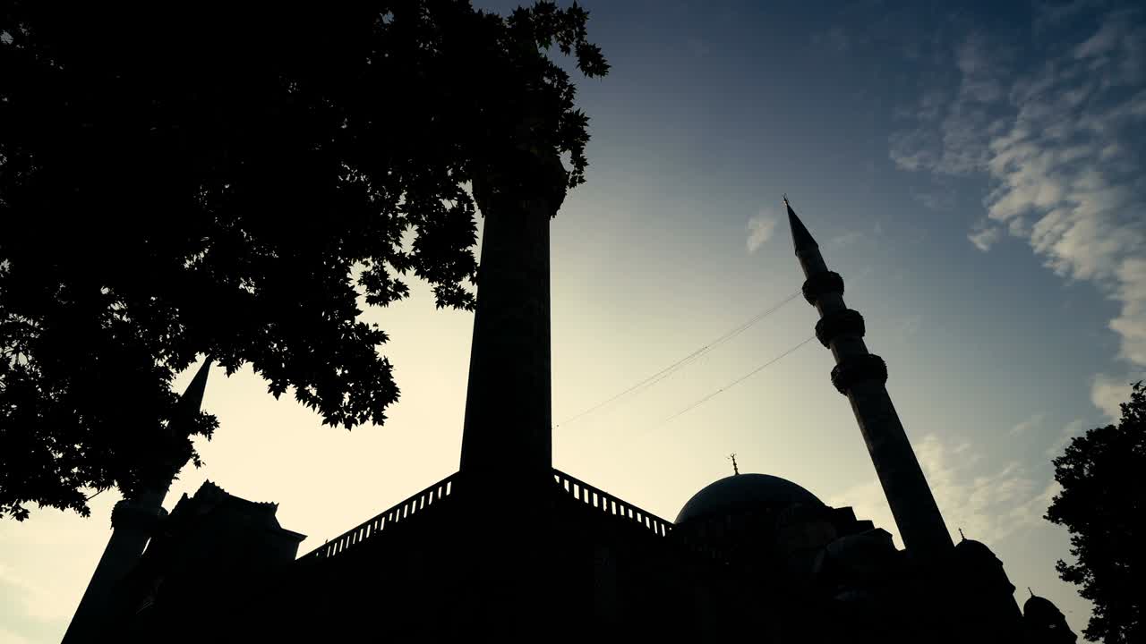 silueta de la mezquita de suleymaniye con minaretes por la mañana, estambul, turquía