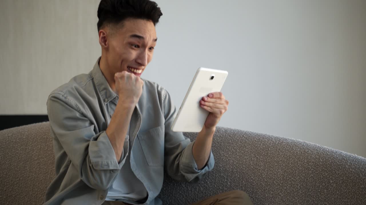 아시아인 남자가 태블릿을 통해 전자 지갑에서 급여를 확인합니다.