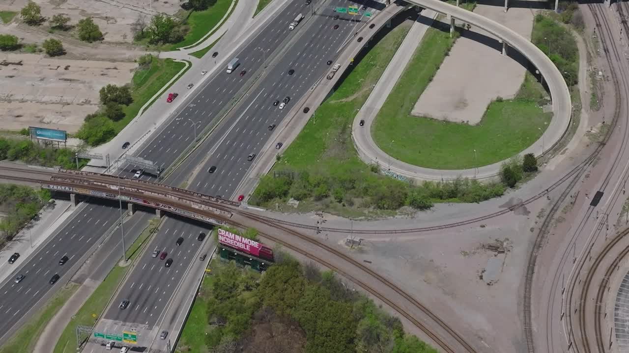 Pemandangan pusat kota Dallas dengan jalan dan jalur kereta api di Texas