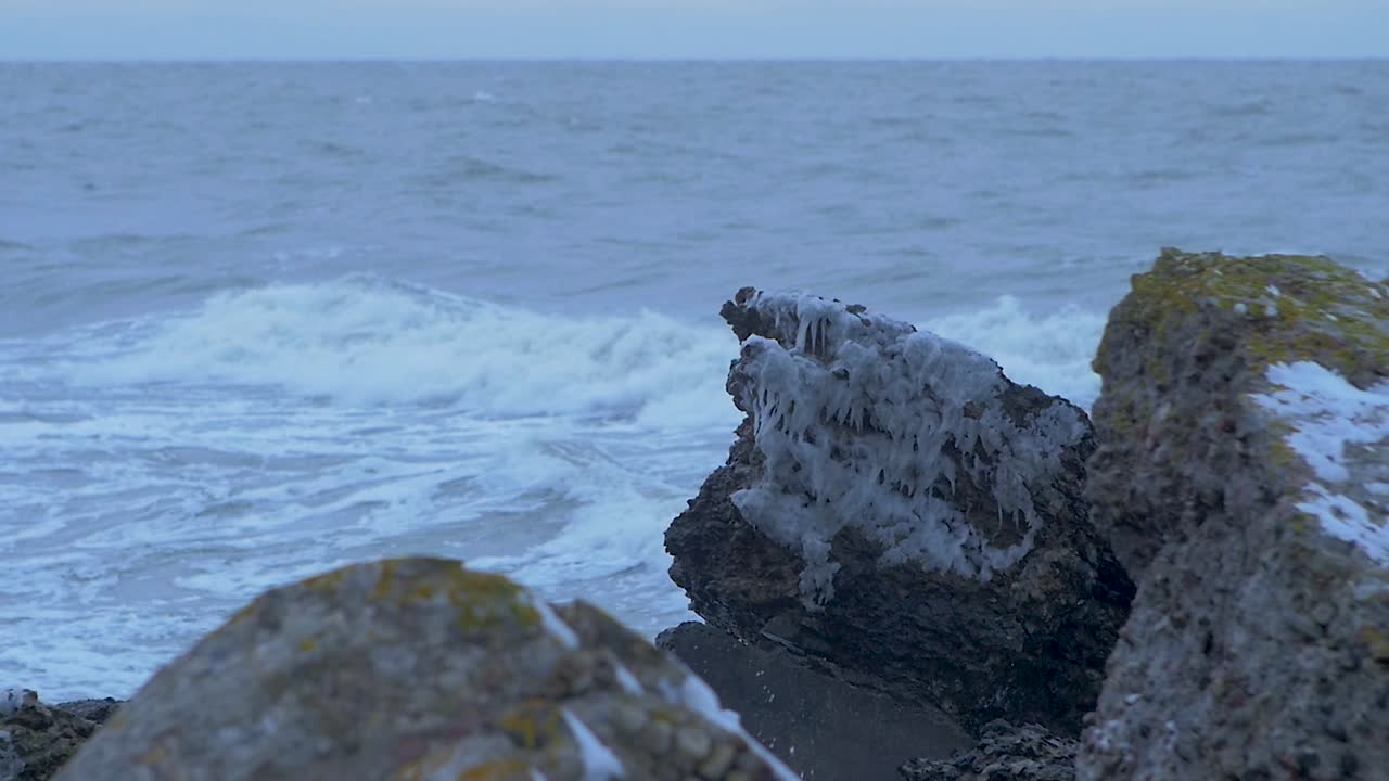 большие штормовые волны разбиваются о руины заброшенных морских фортификационных сооружений в северных фортах кароста в лиепае, замедленная съемка средний план