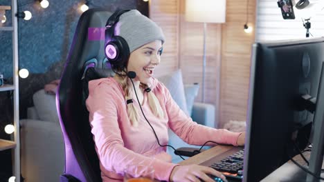 una adolescente jugando a juegos en su computadora