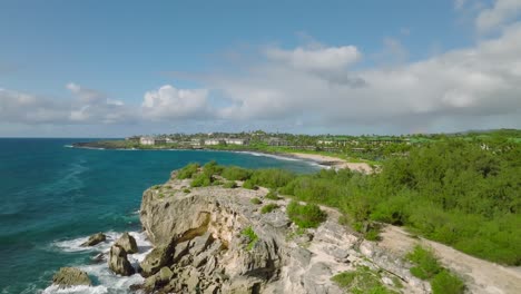 Luftaufnahme,-Die-Sich-Tief-über-Den-Klippen-Am-Shipwreck-Beach,-Hawaii,-Bewegt