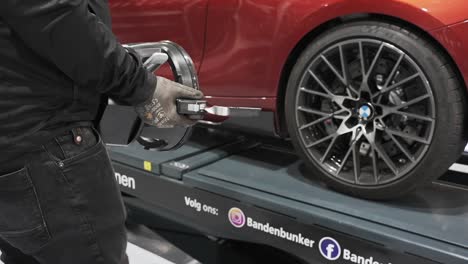 equipo de equilibrio y alineación de ruedas en una rueda de automóvil en un taller de reparación, bmw m2 equilibrio y alineación de ruedas de automóviles de lujo