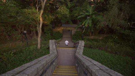 hombre corriendo por las escaleras del parque