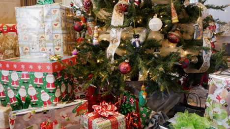 un árbol de navidad con muchos regalos - deslizándose de cerca