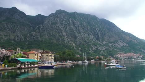ciudad de la costa del mar en la bahía de boka kotorska en montenegro