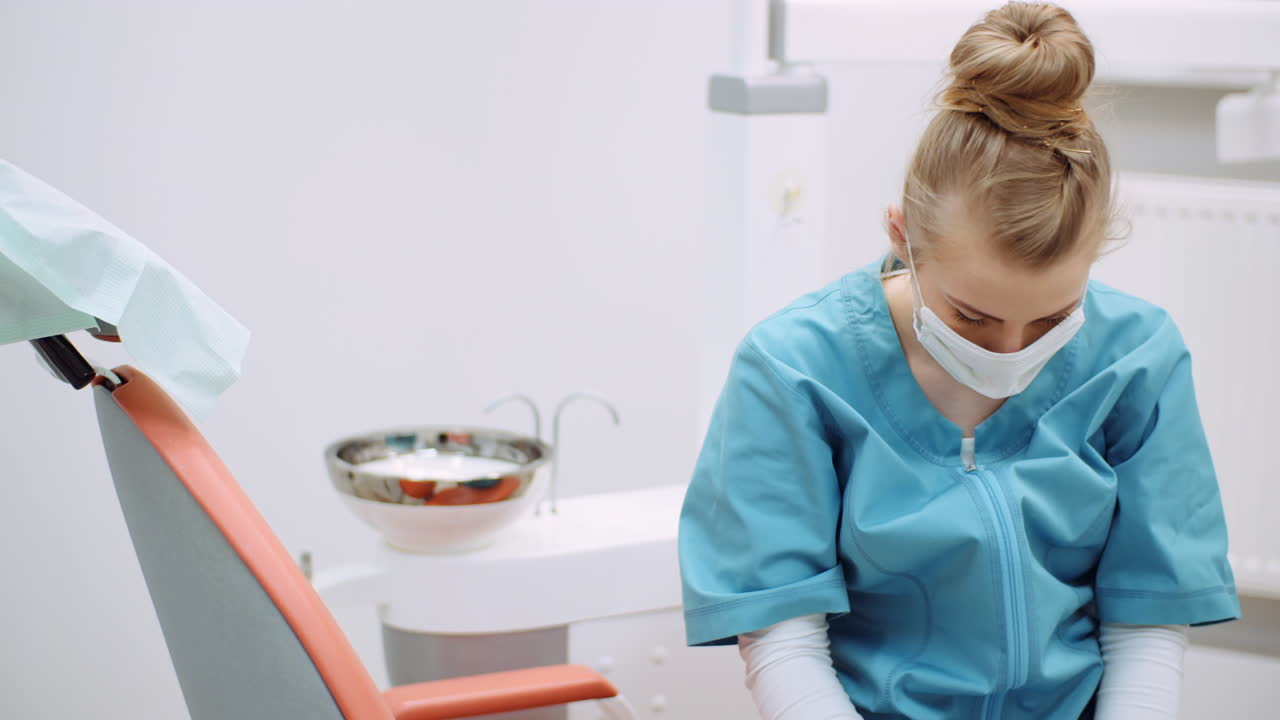 plano médio de dentista exausto sentado na cadeira