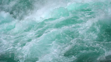 Agua-Del-Río-De-Montaña-Con-Primer-Plano-En-Cámara-Lenta