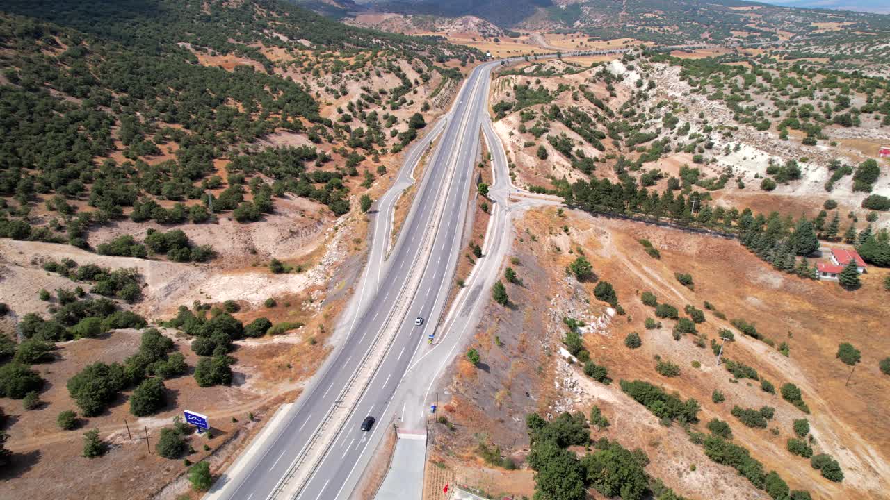 4k imágenes aéreas de drones carretera en las montañas de turquía