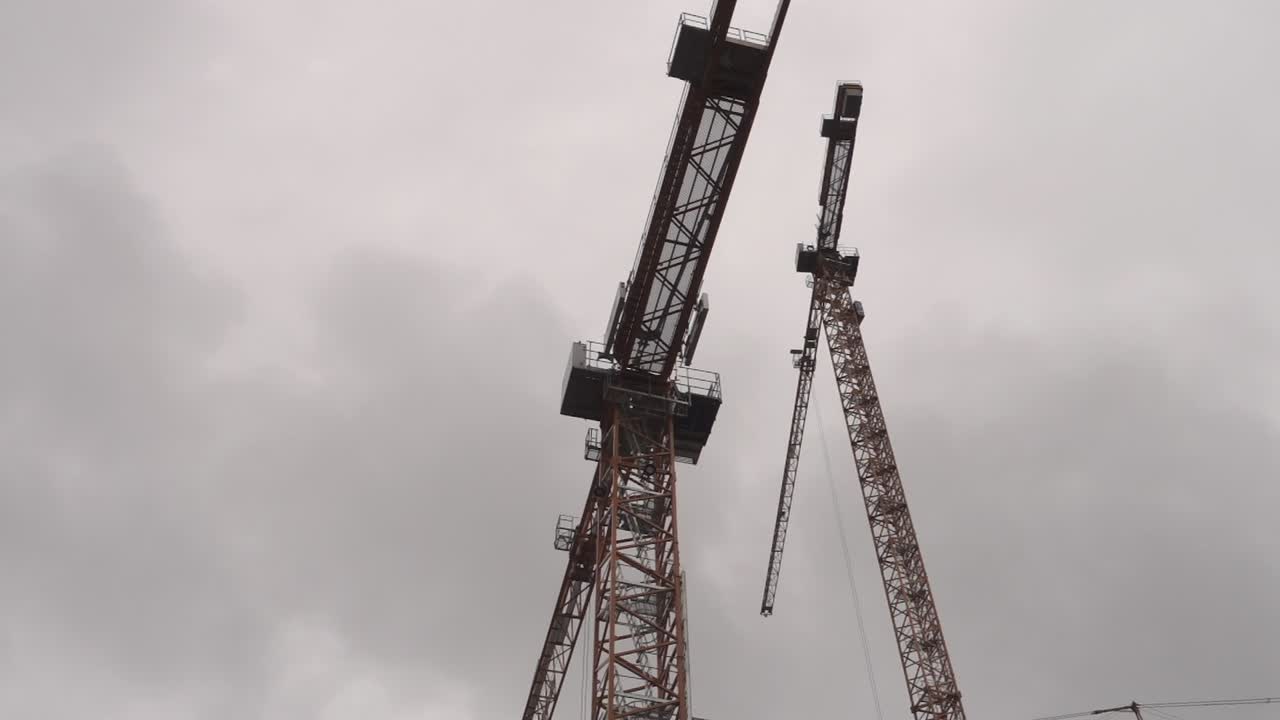 vista de ángulo bajo en la grúa de construcción contra el cielo nublado