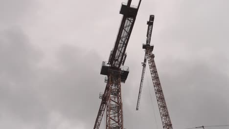 vista de ángulo bajo en la grúa de construcción contra el cielo nublado