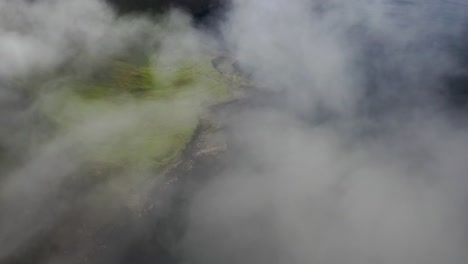 la escarpada costa de las islas feroe revela a través de nubes marinas, alta cinemática