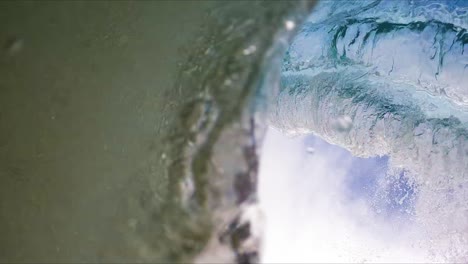 Vertical-Shot-Of-Ocean-Wave-Curling-And-Splashing-At-The-Makua-Beach-In-Oahu,-Hawaii-In-Summer