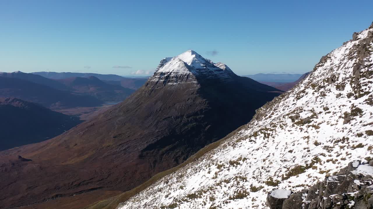 liathach, montañas torridon, escocia en invierno, antena