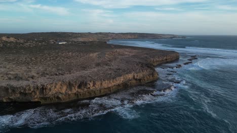 fotografía aérea de la bahía rocosa de australia en la playa de los cactus, las olas chocando contra las rocas, australia del sur