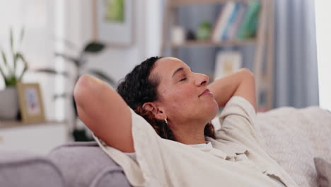mujer relajándose en un sofá
