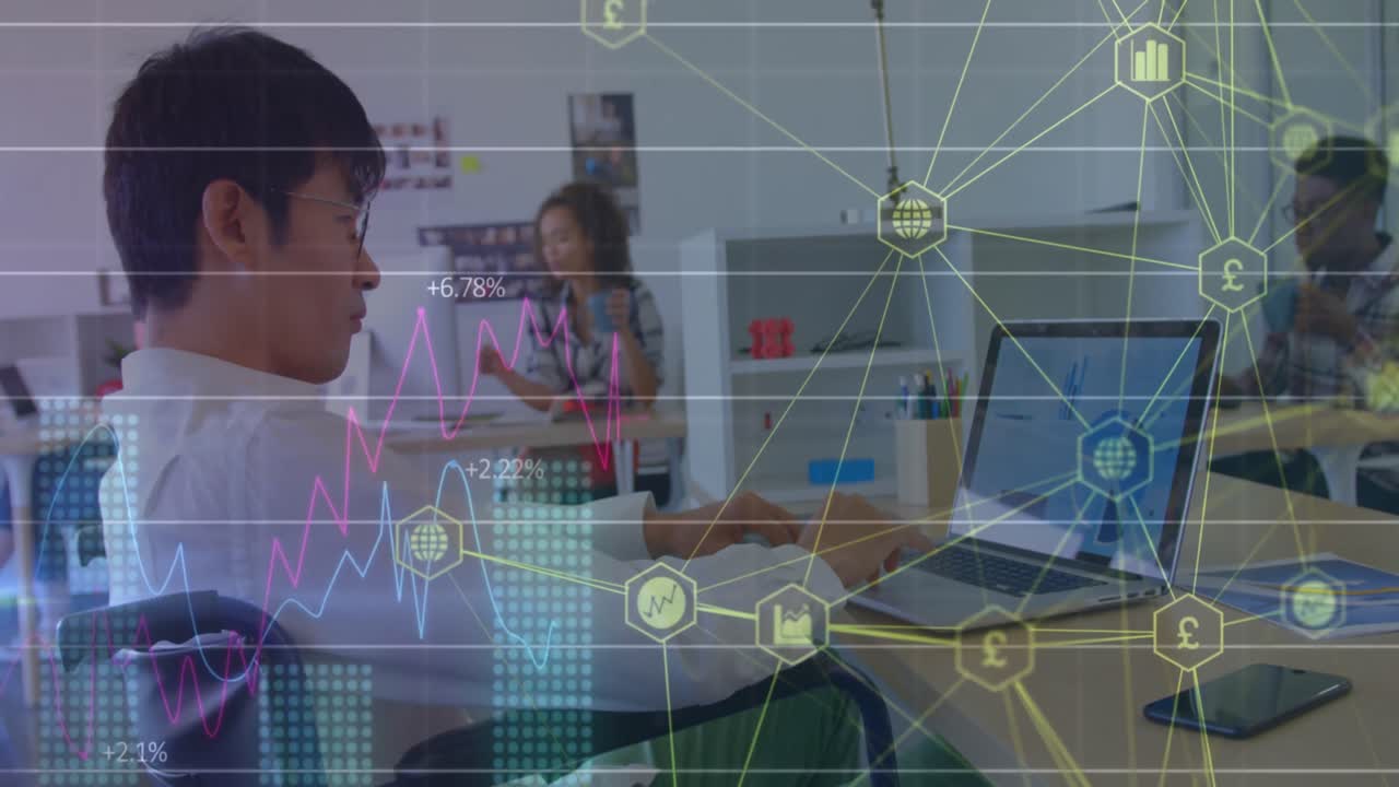 animación de una red de conexiones con iconos sobre un hombre asiático discapacitado sentado en silla de ruedas