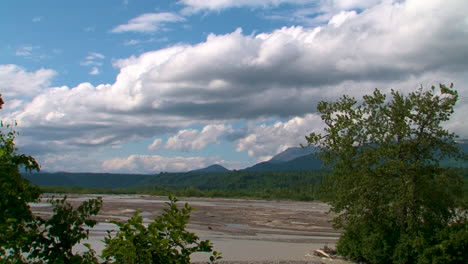 Timelapse-De-Nubes-Y-Montañas-En-El-Desierto-De-Alaska