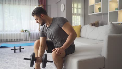 Hombre-Atlético-Fuerte-Haciendo-Ejercicio-En-Casa,-Entrenando-Con-Pesas.