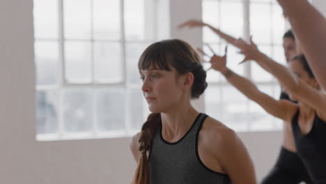 Hermosa-Mujer-Caucásica-De-Yoga-Practicando-Meditación-En-Pose-Guerrera-Con-Un-Grupo-De-Mujeres-Multirraciales-Disfrutando-De-Un-Estilo-De-Vida-Saludable-Haciendo-Ejercicio-En-Un-Gimnasio-Al-Amanecer.