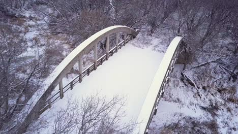 Escena-Monocromática-De-Invierno:-Vista-Aérea-Del-Antiguo-Puente-De-Carretera-Abandonado