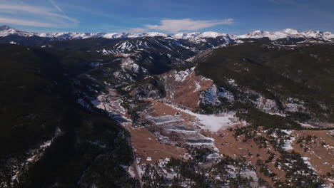 la pista de esquí de montaña de eldora corre por las cimas indias woodward icon pass colorado cinematográfico drone aéreo rocas planas hierros países bajos rango delantero invierno cielo azul ciudad central black hawk hacia atrás pan up movimiento