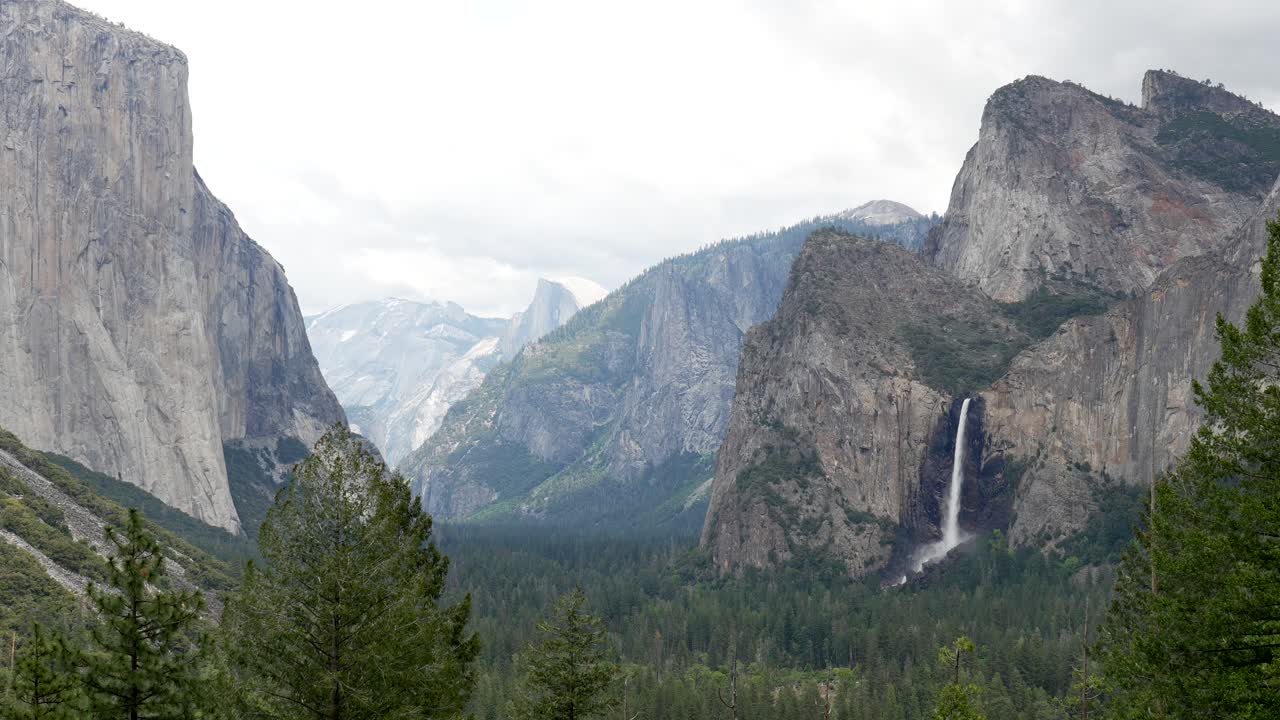 Vista Panorâmica do Vale Yosemite com Cachoeira e Penhascos Majestosos