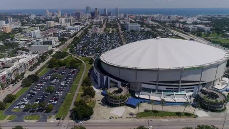 Vídeo-De-Drones-Aéreos-De-4k-Del-Campo-Tropicana-Con-El-Horizonte-Frente-Al-Mar-Del-Centro-De-St.