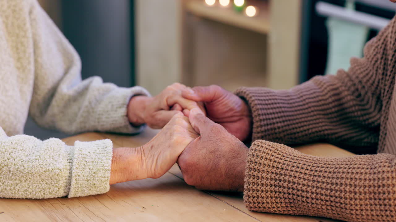 oración, tomándose de la mano o una pareja de ancianos con apoyo