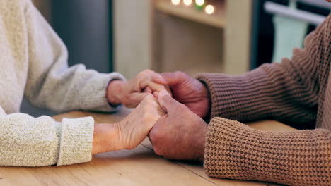 Gebet,-Händchenhalten-Oder-Altes-Ehepaar-Mit-Unterstützung