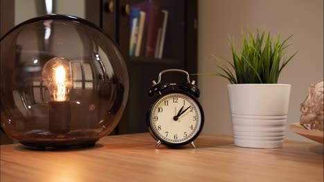 el reloj despertador pasa el tiempo moviendo las manas con movimiento de muñeco.