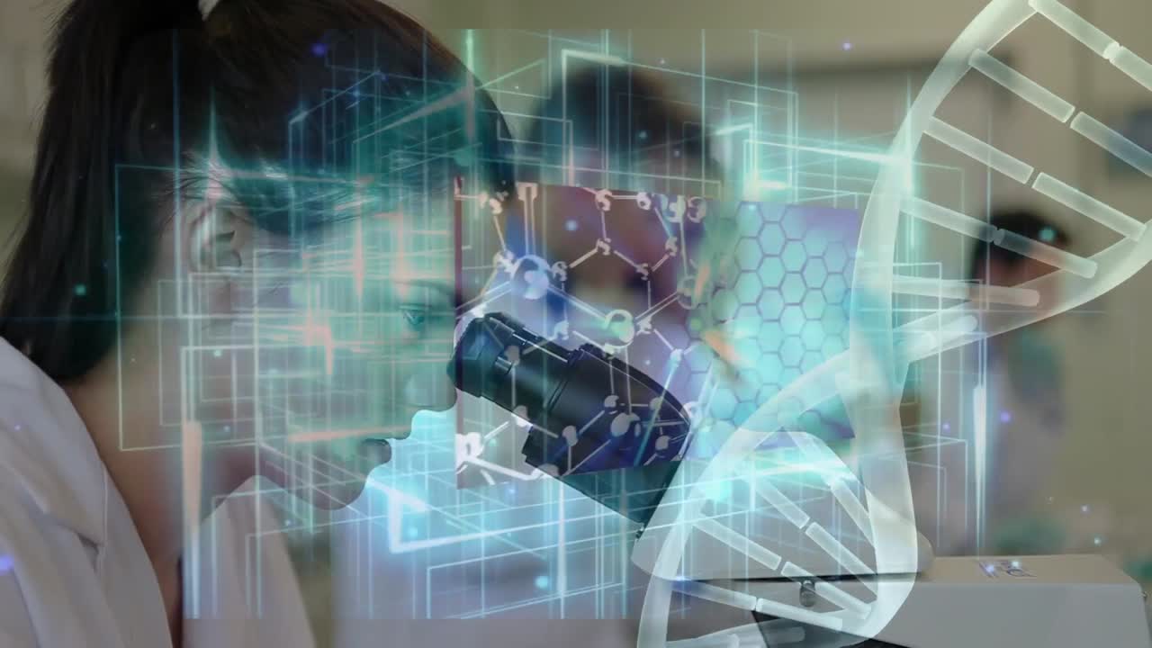 estructura de adn y procesamiento de datos contra una científica caucásica usando el microscopio en el laboratorio