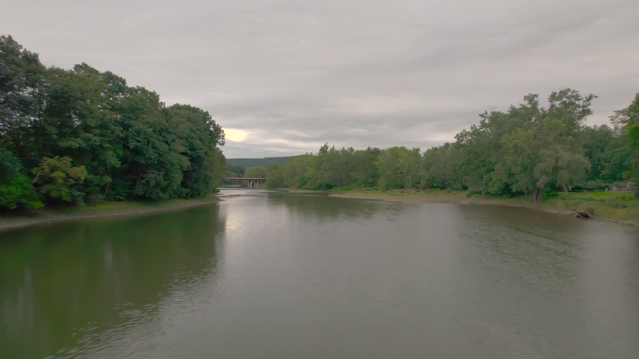 Droneoptagelse af Susquehanna-floden med en bilbro i Ninevah, New York