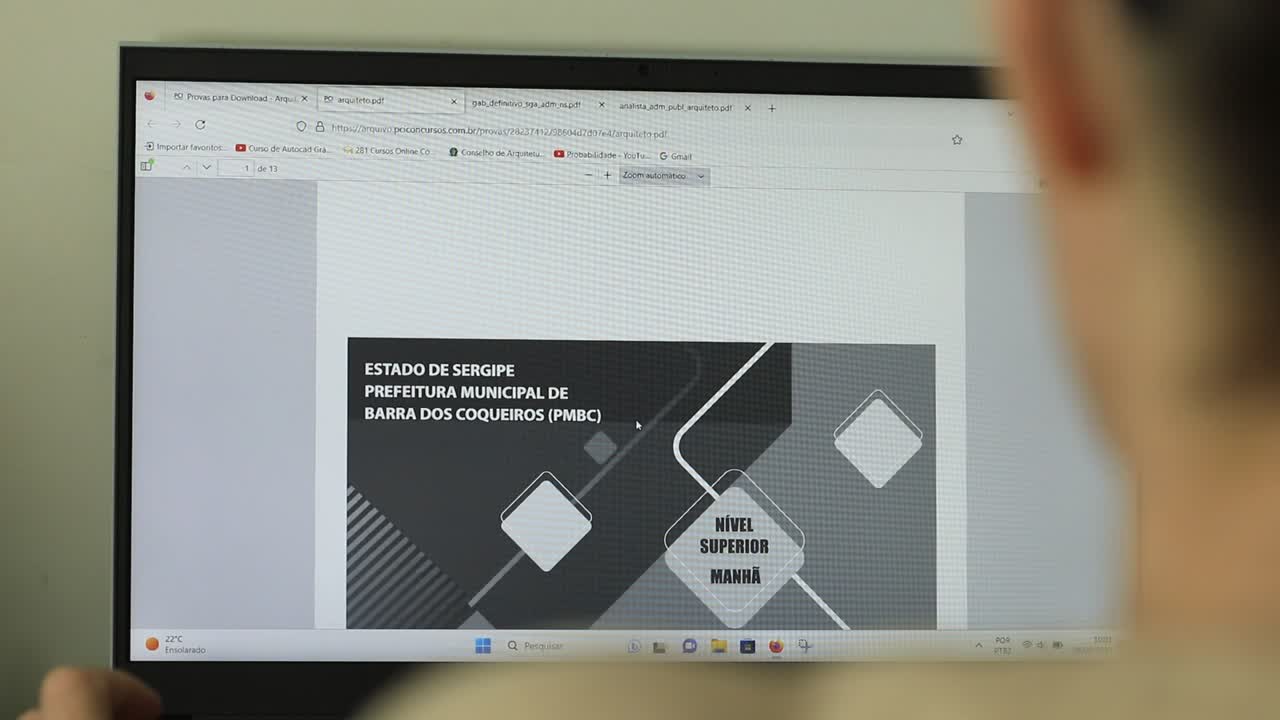 persona profesional que trabaja en un portátil leyendo y comprobando información en línea