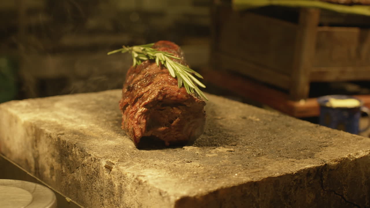 carne de restaurante perfectamente cocida y sazonada lista para ser saboreada y disfrutada por los comensales