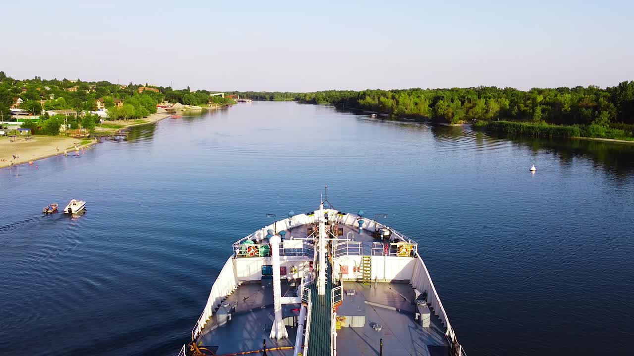 배경 에 도시 풍경 이 있는 강 페리