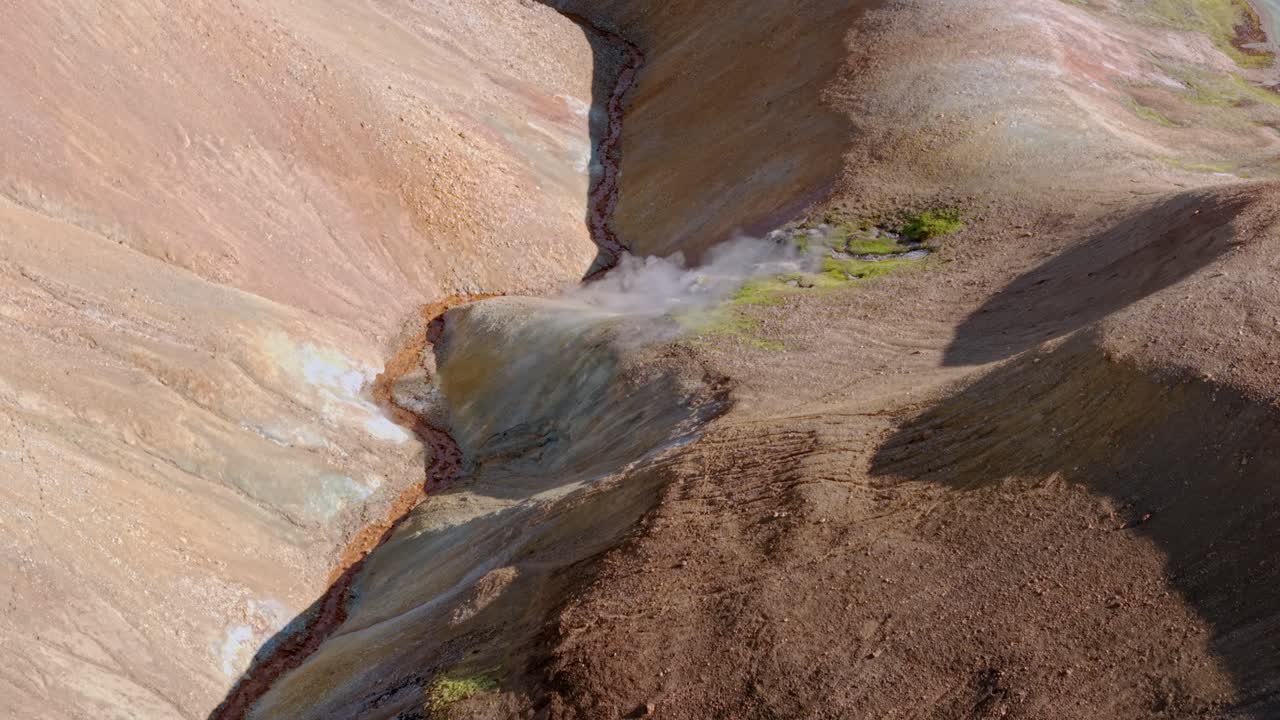 Le bocche fumanti di Landmannalaugar, i vividi pendii minerali e la bellezza vulcanica aspra visti dall'alto