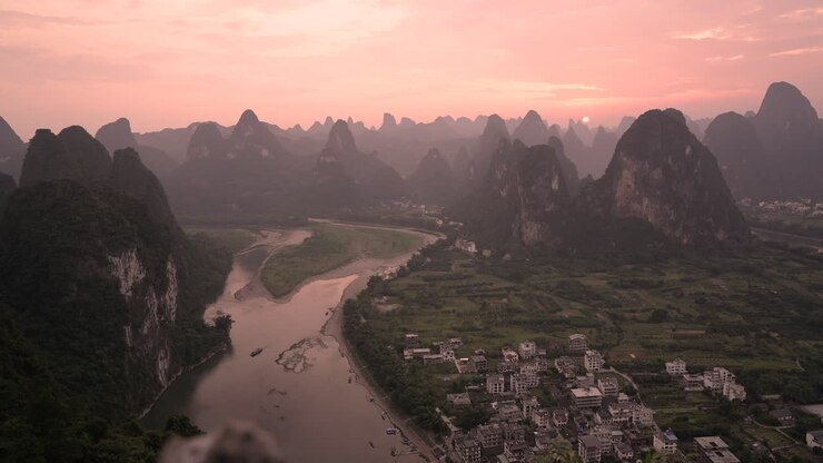 li-fluss und karstberge mit rosa sonnenuntergang am himmel in der nähe von yangshuo, guilin, china