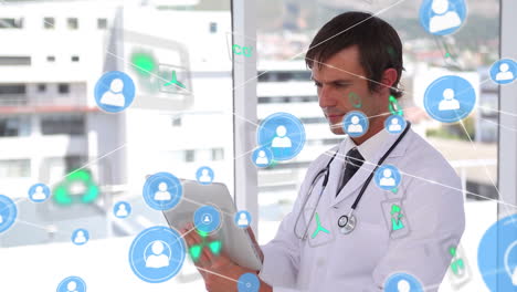 iconos de perfil que se conectan con líneas, iconos de aplicación flotantes sobre el médico caucásico que utiliza la tableta