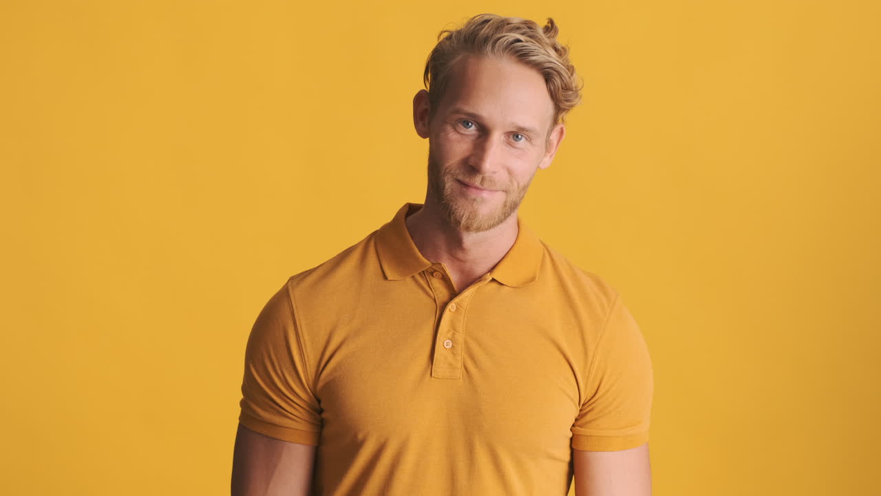 hombre sonriente dando el pulgar hacia arriba