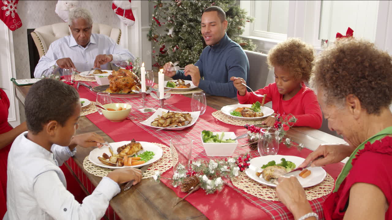 familia con abuelos disfrutando de la comida de navidad filmada en r3d