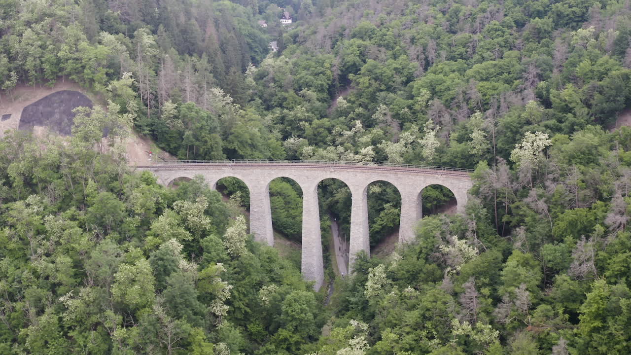 viaducto de tren de piedra sobre bosques de un valle de montaña en chequia,antena
