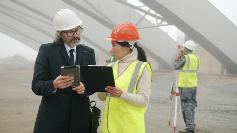 reunión en el sitio de construcción